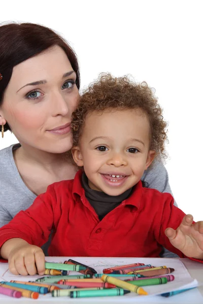 Frau umarmt ihr süßes Baby — Stockfoto