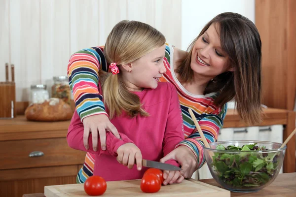 Madre cucina con figlia — Foto Stock