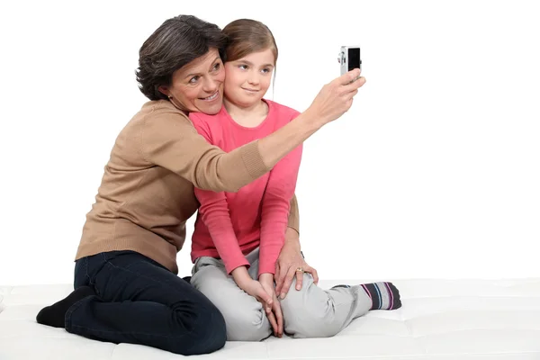 Kvinna tar en bild av sig själv med dotterdottern — Stockfoto