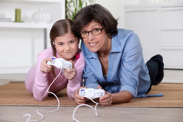 Мать и дочь играют в видеоигры — стоковое фото