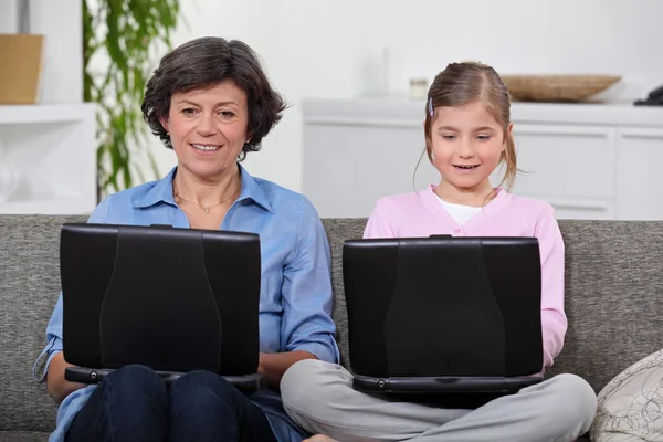 Mãe e filha têm seus próprios laptops — Fotografia de Stock