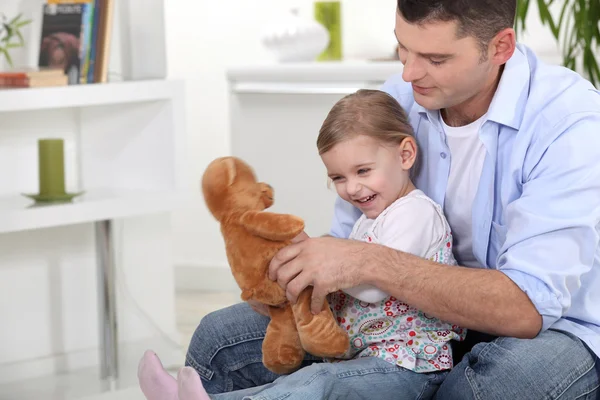Otec a dcera hraje s teddy — Stock fotografie