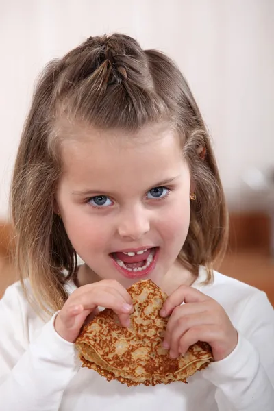 Маленькая девочка собирается съесть тыкву — стоковое фото