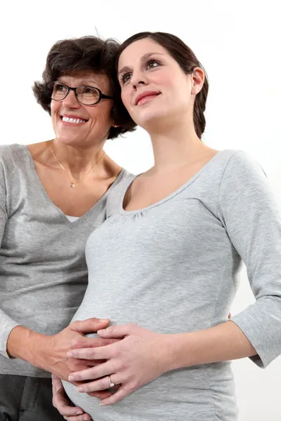 怀孕的女儿和母亲站在一起 — 图库照片