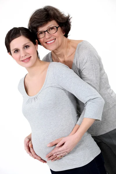 Беременная женщина со своей матерью — стоковое фото