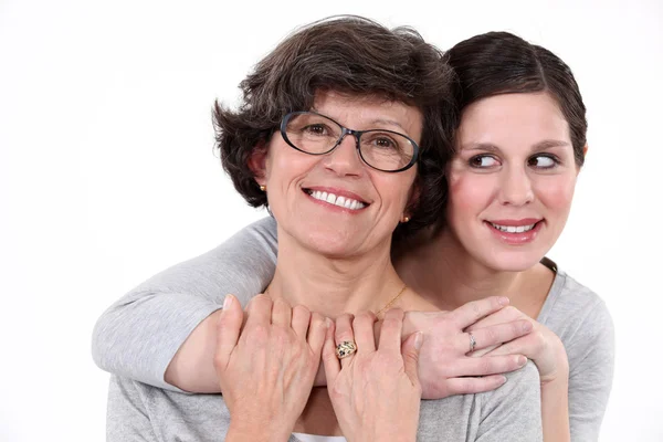 Matka a dcera objímají — Stock fotografie