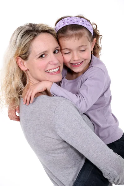 Mujer abrazando niña —  Fotos de Stock