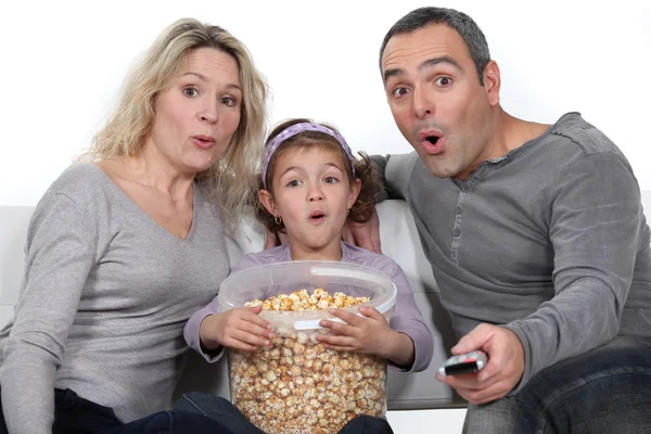 Uma boa família assistindo a um filme . — Fotografia de Stock