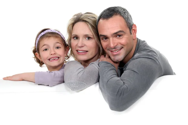 坐在沙发上的幸福家庭 — 图库照片