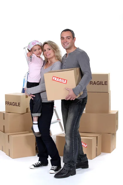 Famiglia giovane con scatole mobili — Foto Stock