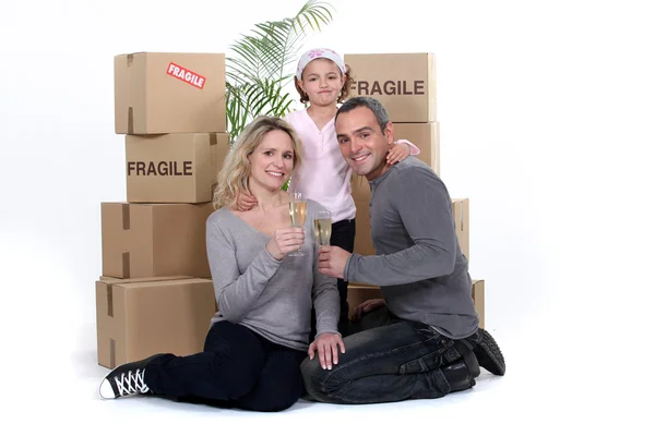 Young family on moving day — Stock Photo, Image
