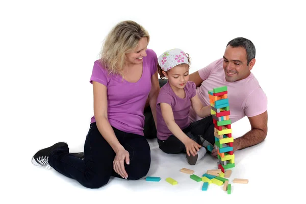 Pais empilhando tijolos com sua filha — Fotografia de Stock