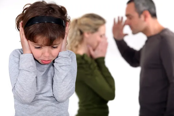 Jong meisje probeert te blokkeren uit het geluid van haar ouders ruzie — Stockfoto