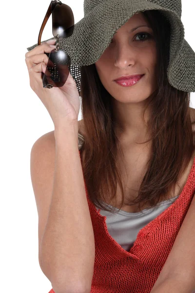 Жінка з капелюхом і сонцезахисними окулярами — стокове фото