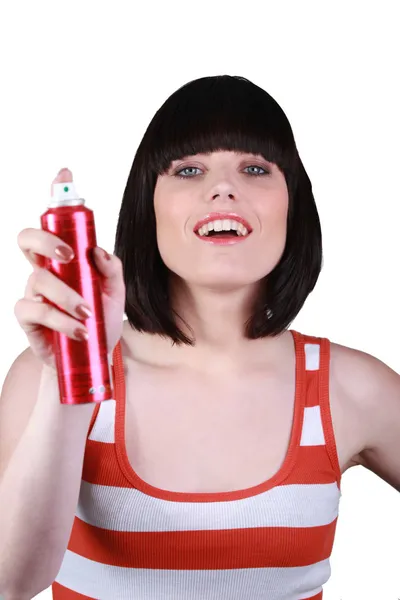Kvinna på att spraya en aerosol — Stockfoto