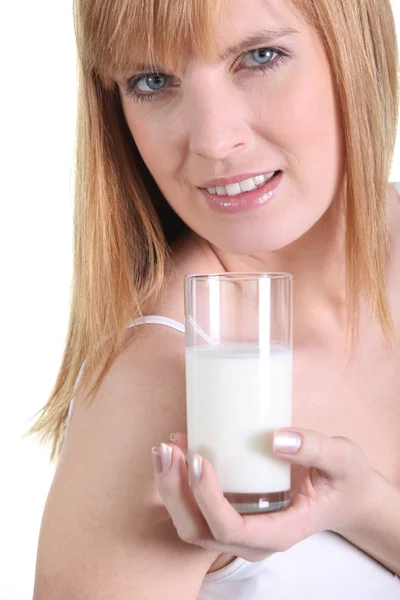 Femme avec un verre de lait — Photo