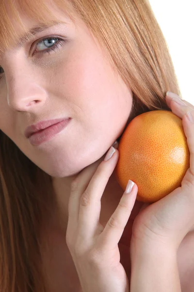 Frau hält Grapefruit in der Hand — Stockfoto