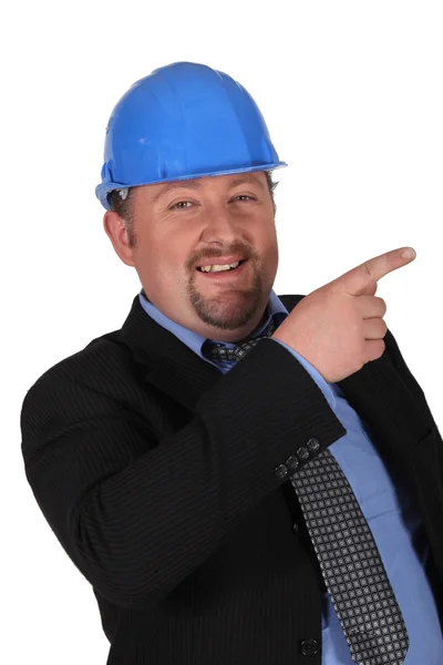Spottende man in pak dragen van harde hoed — Stockfoto