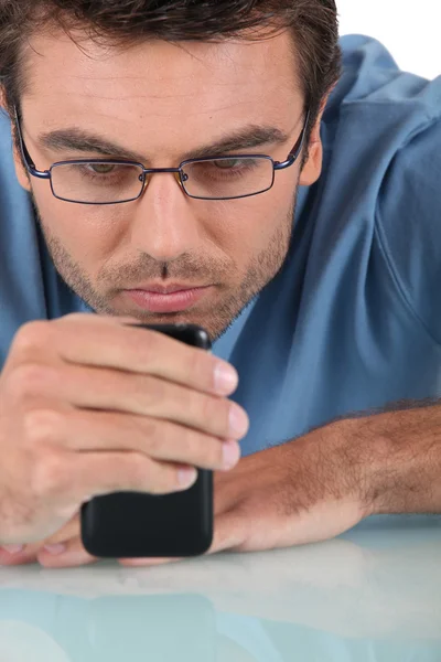 Homme à la recherche bouleversée avec téléphone — Photo