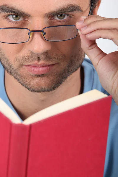 戴眼镜的人在看书 — 图库照片