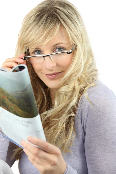 Blondine vrouw met bril — Stockfoto