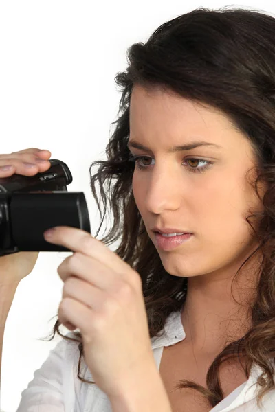 Bir video kamera tutan kadın — Stok fotoğraf