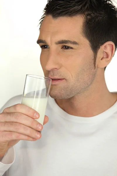 Чоловік п'є молоко — стокове фото