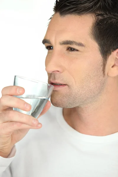 Снимок человека, пьющего стакан воды — стоковое фото