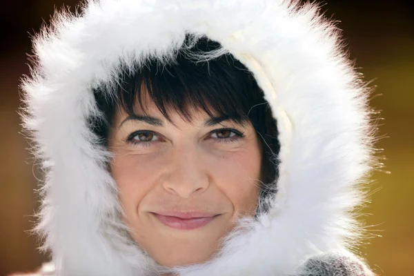 Zblízka portrét ženy s kapucí srst — Stock fotografie