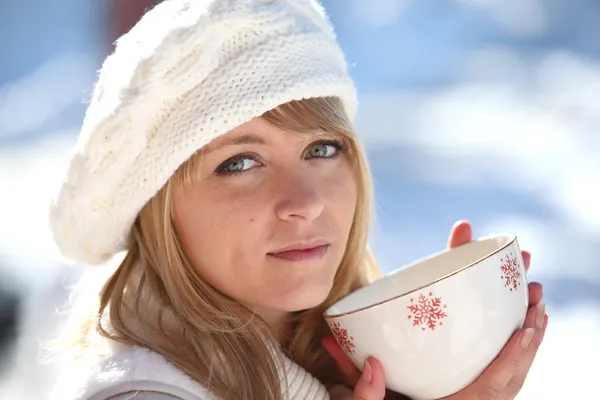 Kobieta pije kubek gorącej kawy na dzień zimy — Zdjęcie stockowe