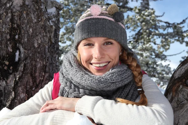 適切な雪の服を着て女性 — ストック写真