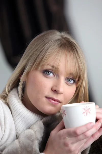 Blond kobieta relaksujący z kawy — Zdjęcie stockowe