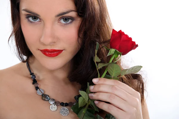 Brünette mit einer roten Rose — Stockfoto