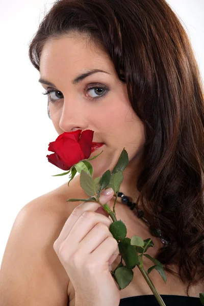 Νεαρή γυναίκα με κόκκινο τριαντάφυλλο — Φωτογραφία Αρχείου