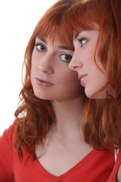 Mujer triste mirando su reflejo en el espejo —  Fotos de Stock