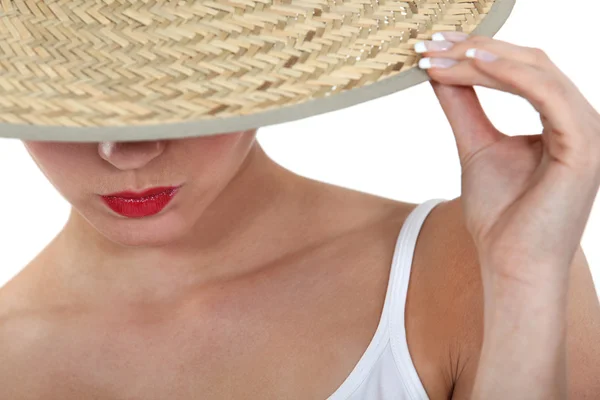 Stylowe kobieta w słomkowym kapeluszu — Zdjęcie stockowe
