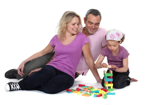 Padres e hijos jugando con bloques de construcción Fotos de stock