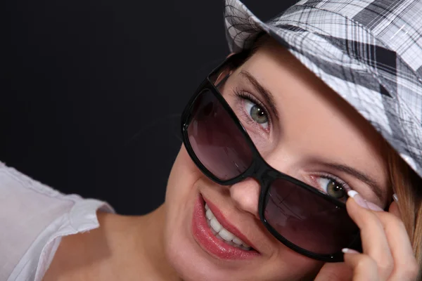 Frau mit Sonnenbrille Stockbild