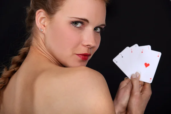 Mulher mostrando cartas de poker — Fotografia de Stock