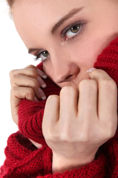 여자 착용 붉은 울 스웨터 — 스톡 사진