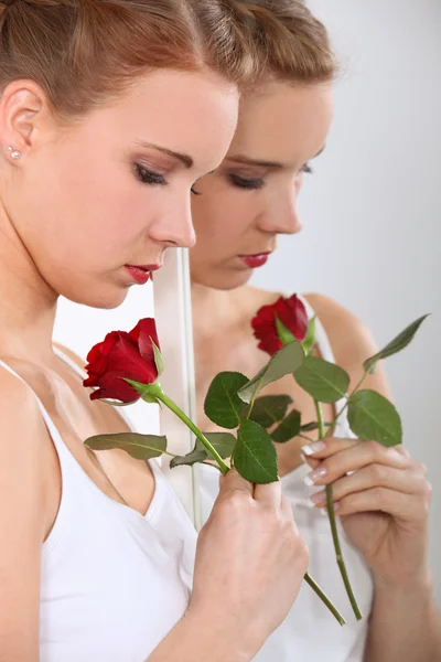 Γυναίκα με κόκκινο τριαντάφυλλο — Φωτογραφία Αρχείου