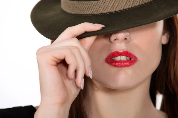 Schüchterne Frauen schirmen Gesicht mit Hut ab — Stockfoto