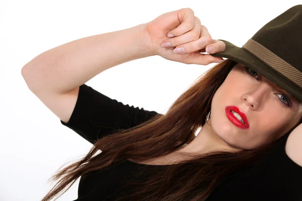 Fedora şapka giyen gizemli kadın — Stok fotoğraf