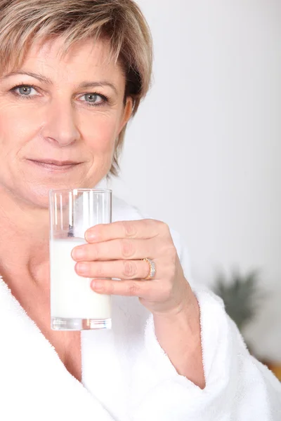 Mujer con vaso de leche — Foto de Stock