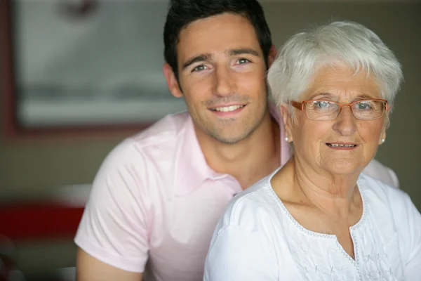 Kleinzoon bezoekende grootmoeder — Stockfoto