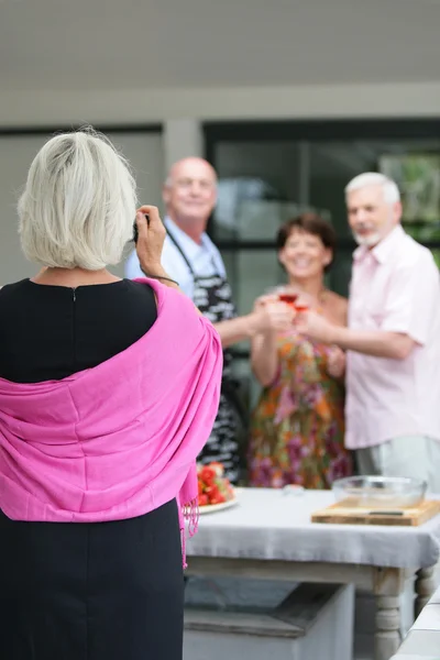 Senior vrouw nemen van foto 's — Stockfoto