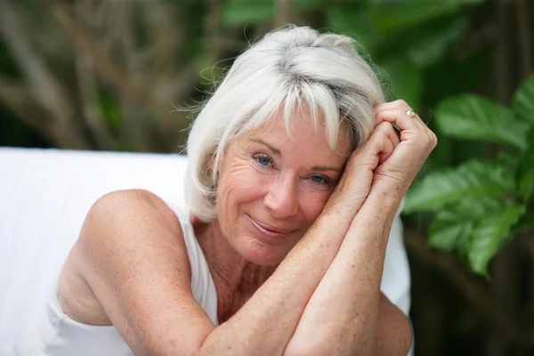 Feliz mujer mayor al aire libre —  Fotos de Stock