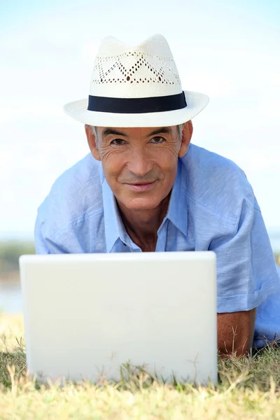 Muž s počítačem — Stock fotografie
