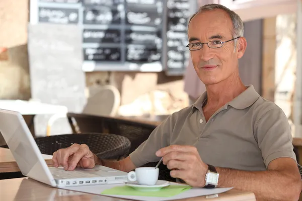 Grijs-haired mens in koffie winkel — Stockfoto