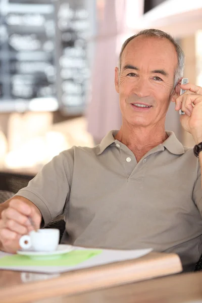 Uomo in pensione che beve caffè — Foto Stock